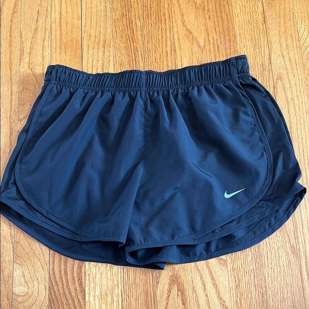 Nike NWOT Women's Black Lined Athletic Shorts size Medium